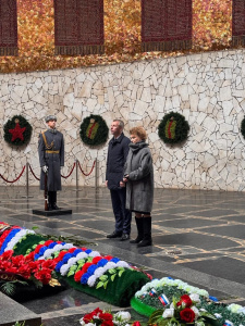 Наталья Нарочницкая посетила памятные места Волгограда Наталья Нарочницкая посетила памятные места Волгограда
